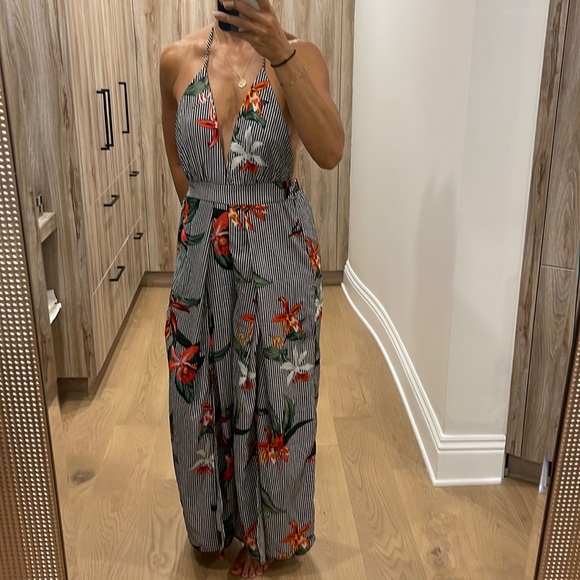 Backless jumper. Wide leg, stripes with floral print. A statement outfit. - Picture 1 of 2